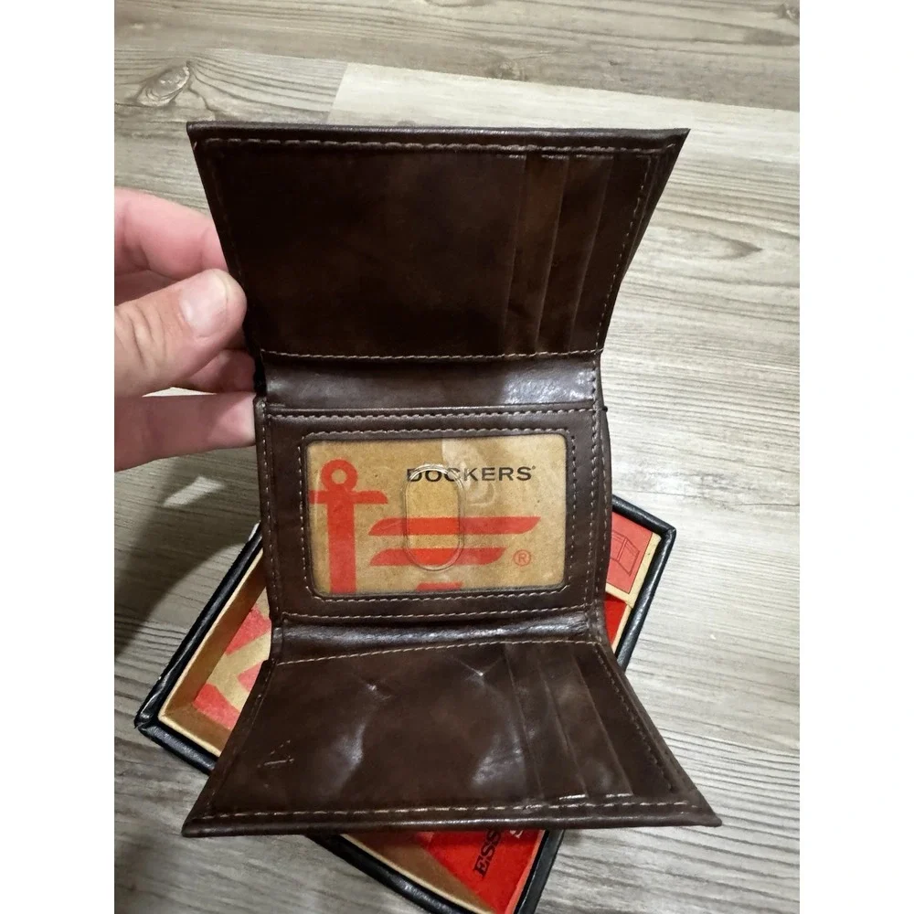 Dockers Men's Brown Genuine Leather Trifold Wallet ID Window Zipper NWT Gift Box